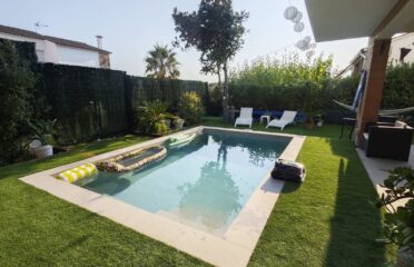 Piscina nueva en bello jardín con barbacoa