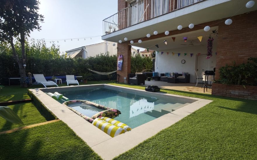 Piscina con barbacoa