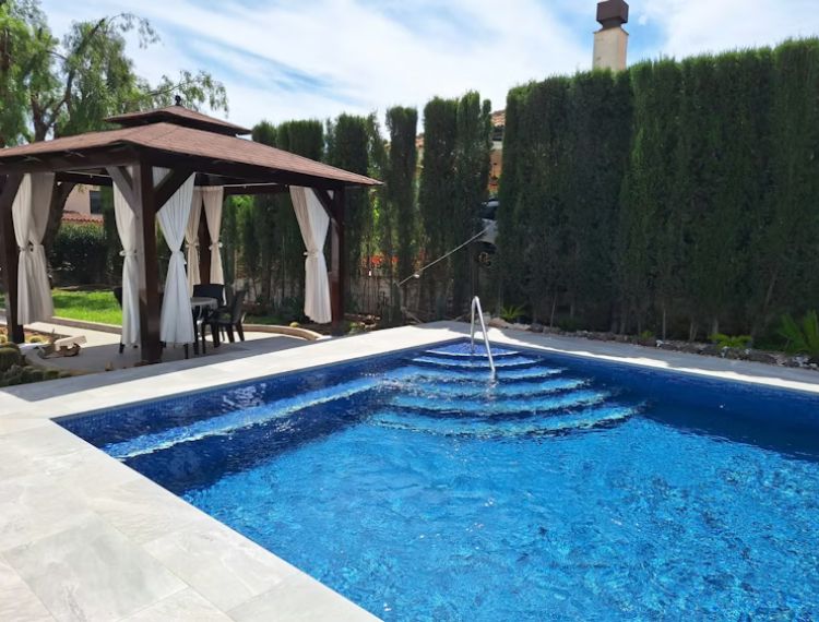 Piscina con BBQ y juegos