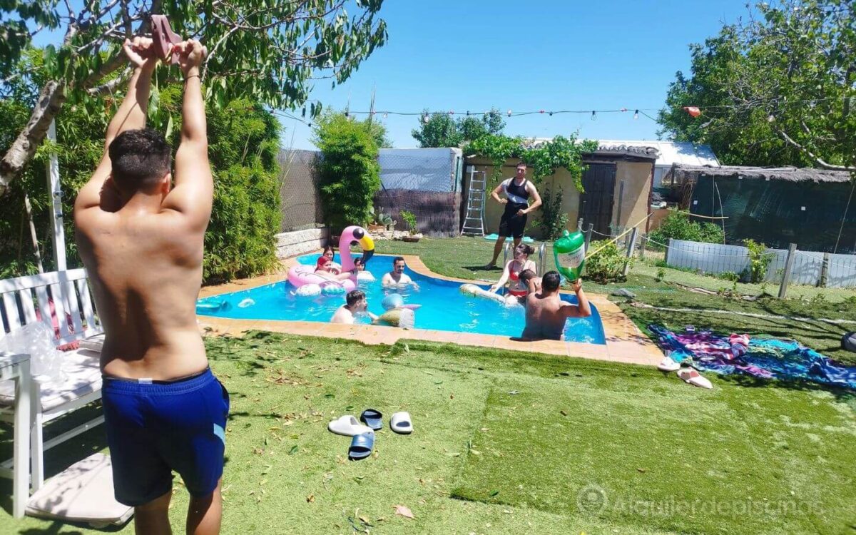 Piscina privada con barbacoa y juegos en Alcorcón