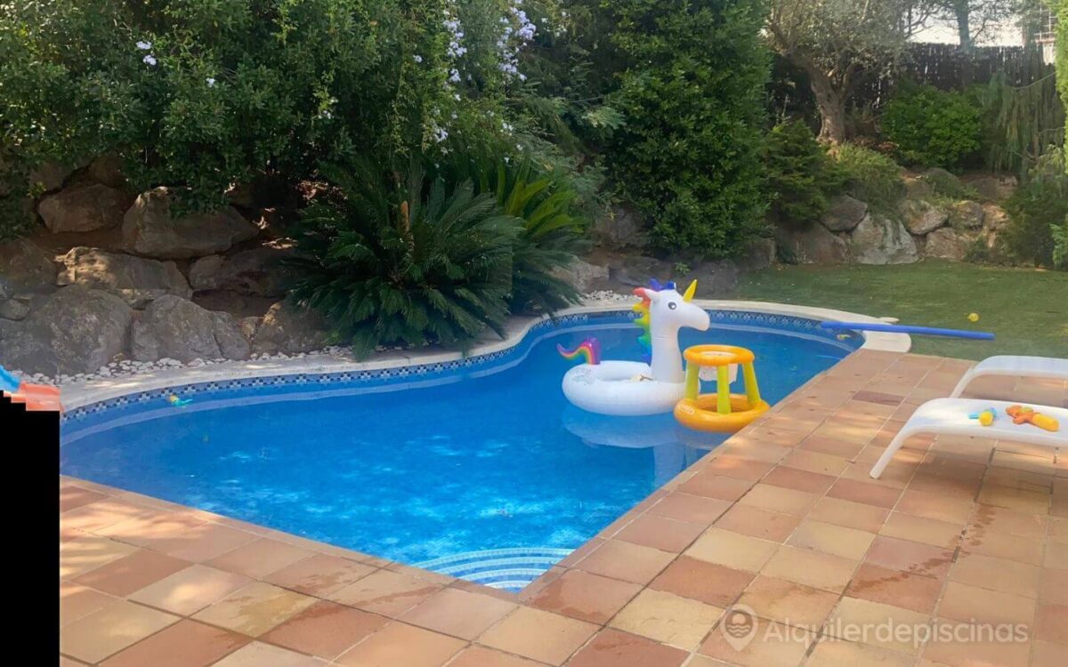 Alquiler de Piscina Privada con Barbacoa y Juegos en Corbera