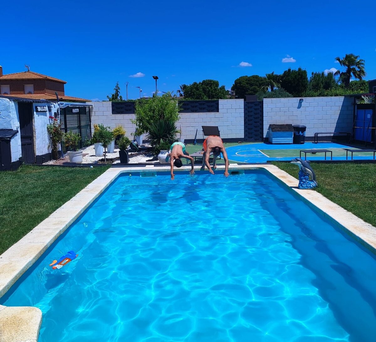 Piscina con bar y barbacoa